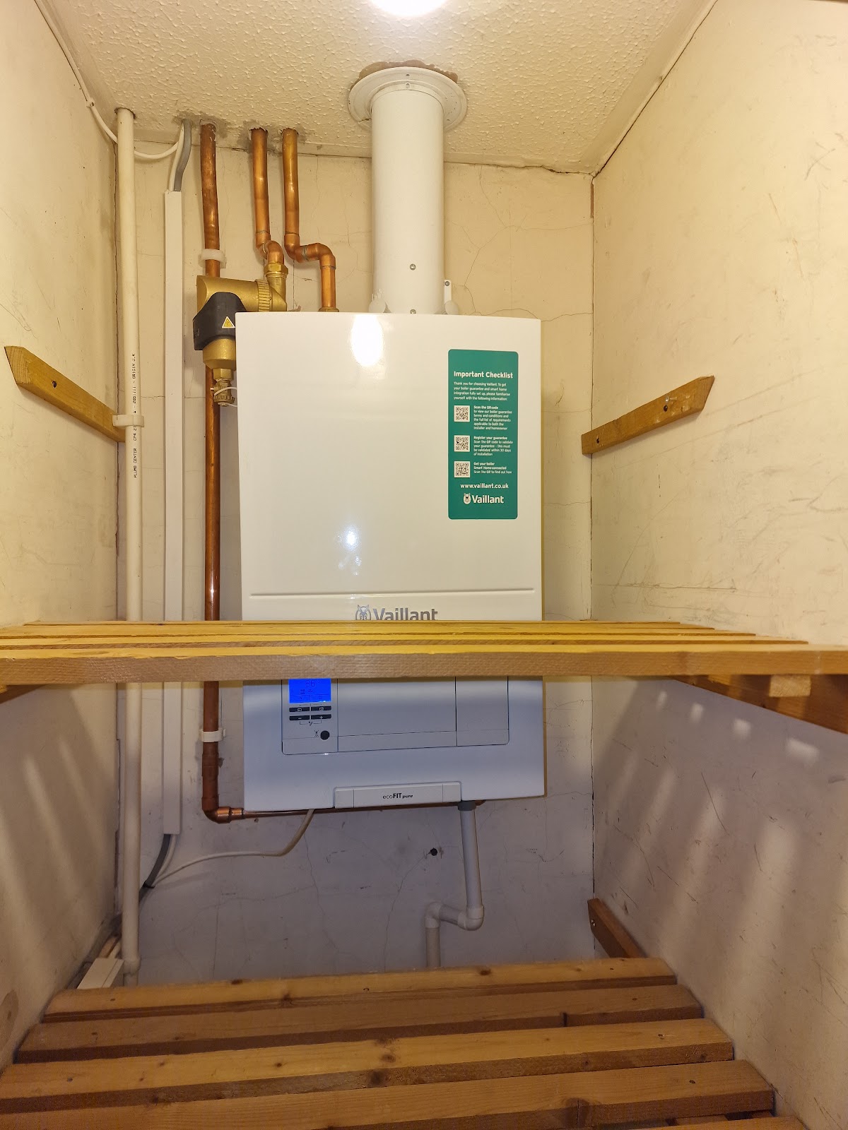 New Vaillant ecoFIT pure boiler installed in an airing cupboard in Reading